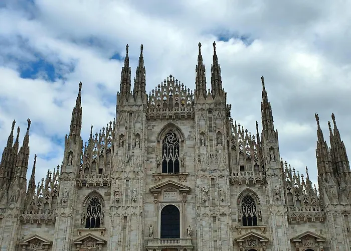 Bellissimo Mini A Tema Bandiera Italiana, Potente Wi-fi, 3 Linee Metropolitane Dietro Casa, Collegato Direttamente Con Aeroporto Di Malpensa E Rho Fiera Milan